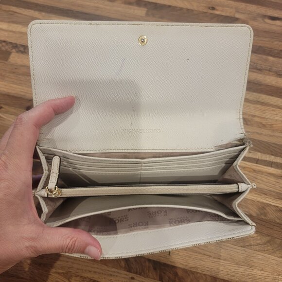 Michael Kors Fulton Carryall Women's Leather Wallet - Picture 4 of 16